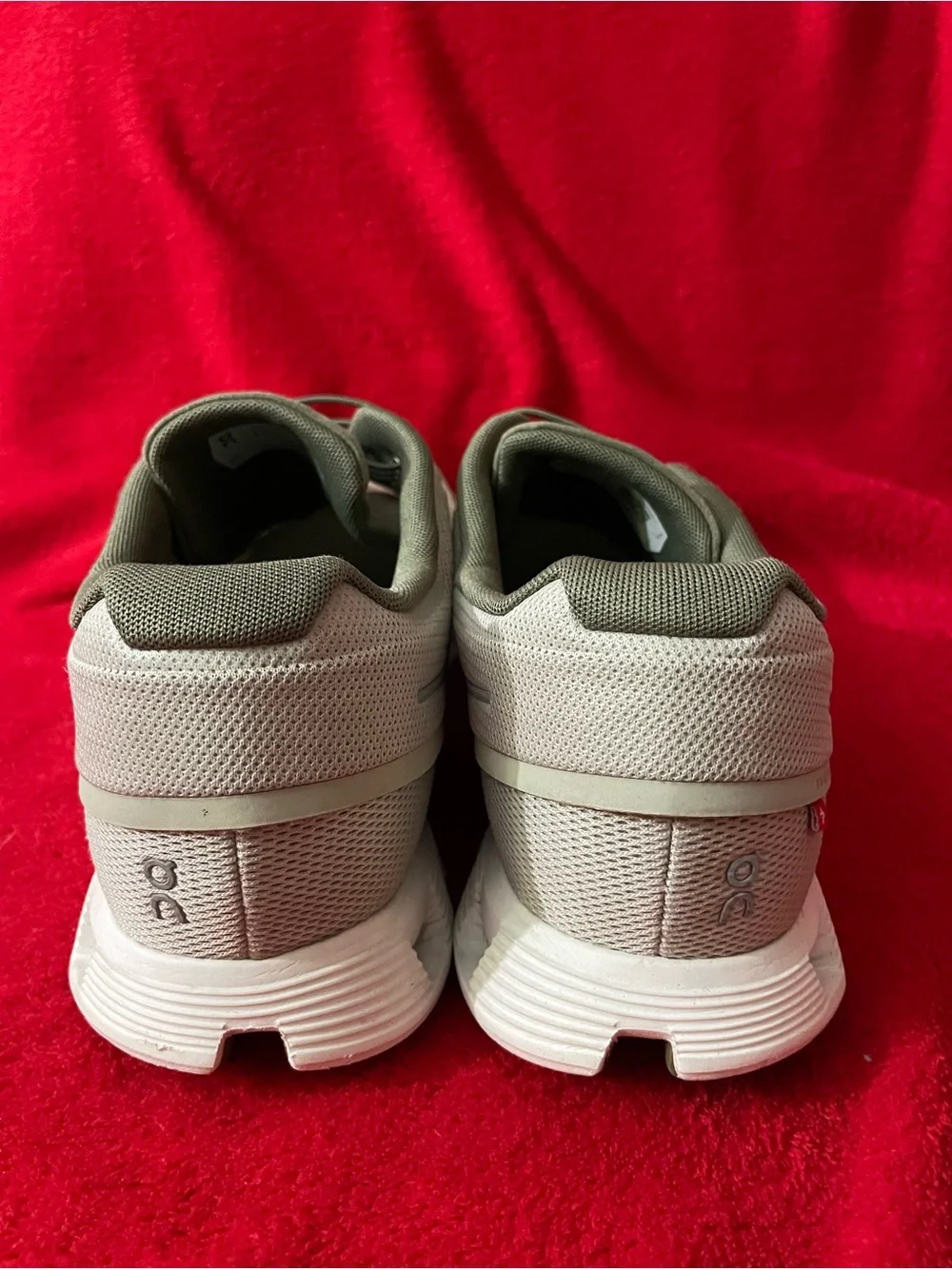 On Running Cloud Men's Athletic Shoes in Light chalk and White size13